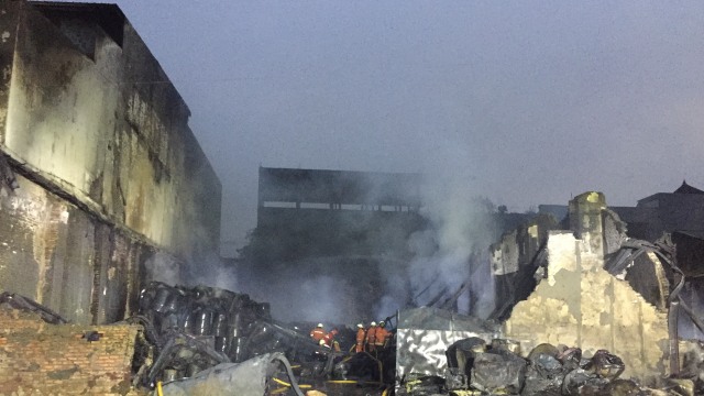 Suasana pemadaman Gudang Kimia di Kampung Bandan memasuki proses pendinginan. (Foto: Fachrul Irwinsyah/kumparan)