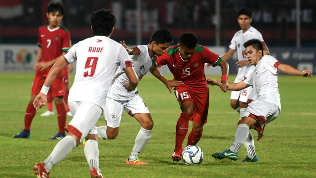 Pesepak bola Indonesia U19 Saddil Ramdani (kedua kanan) berusaha melewati sejumlah pesepak bola Filipina U19 dalam penyisihan grup A Piala AFF U19. (Foto: ANTARA FOTO/Zabur Karuru)