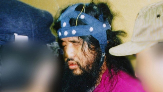 Shoko Asahara pemimpin sekte Aum Shinrikyo dipindahkan dari markas polisi Tokyo ke Pengadilan Distrik Tokyo untuk diinterogasi. (Foto: AFP PHOTO / JIJI PRESS)