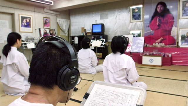 Pengikut pemimpin sekte Aum Shinrikyo, Shoko Asahara. (Foto: REUTERS / Eriko Sugita)