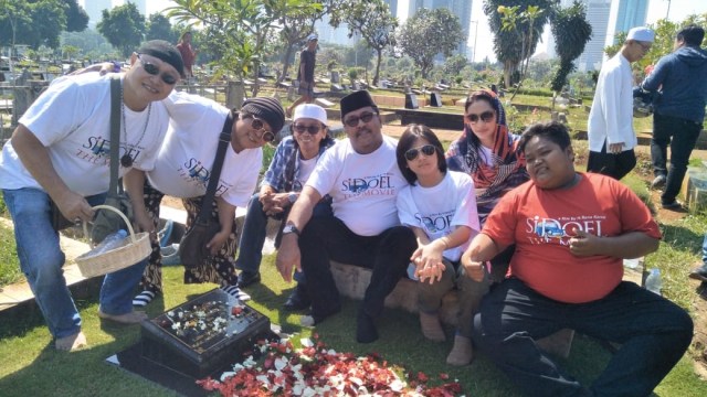 Foto pemeran film ‘Si Doel The Movie’ di makam Benyamin Sueb, TPU Karet Bivak. (Foto: Sarah Yulianti Purnama/kumparan)