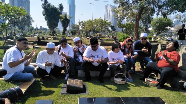 Foto pemeran film ‘Si Doel The Movie’ di makam Benyamin Sueb, TPU Karet Bivak. (Foto: Sarah Yulianti Purnama/kumparan)