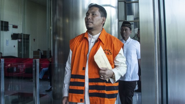 Bupati Bener Meriah Ahmadi (kiri) bersiap menjalani pemeriksaan di gedung KPK, Jakarta, Jumat (6/7). (Foto: ANTARA FOTO/Aprillio Akbar)