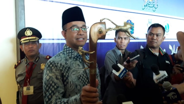 Anies Baswedan mendapat tongkat komando dari Ustaz Afrika (Foto: Fadjar Hadi/kumparan)