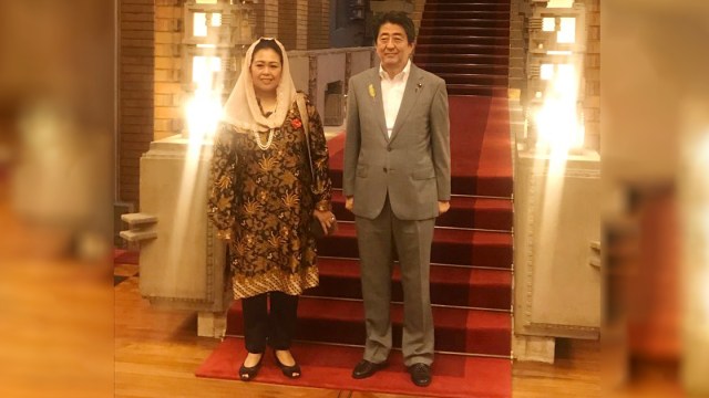 Politisi Indonesia, Yenny Wahid (kiri) saat bertemu dengan Perdana Menteri Jepang, Shinzo Abe  di Jepang. (Foto: dok istimewa)