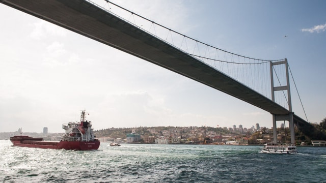 Kapal yang Melintas di Bawah Jembatan Bosphorus. (Foto: Flickr / Jaffard Klinton)