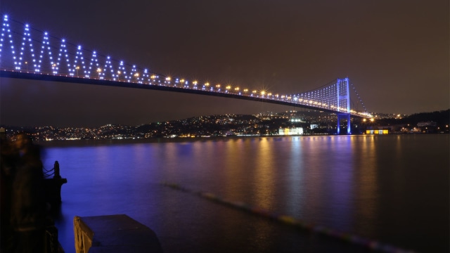 Jembatan Bosphorus saat malam hari. (Foto: Flickr / Ahmet Batuhan BOZBAY)