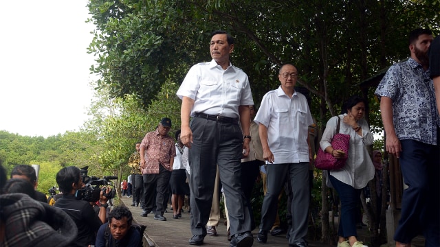 Menko Maritim, Luhut Binsar Panjaitan (kiri) berjalan bersama Presiden Bank Dunia (World Bank) Jim Yong Kim, saat kunjungan kerja di kawasan wisata Mangrove di Denpasar. (Foto: ANTARA FOTO/Wira Suryantala)