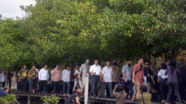 Rombongan Menko Maritim, Luhut Binsar Panjaitan (tengah) bersama Presiden Bank Dunia (World Bank) Jim Yong Kim di kawasan wisata Mangrove di Denpasar. (Foto: ANTARA FOTO/Wira Suryantala)