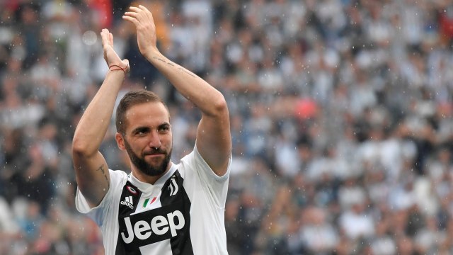 Higuain pada pesta Scudetto Juventus musim 2017/18. (Foto: AFP/Marco Bertorello)