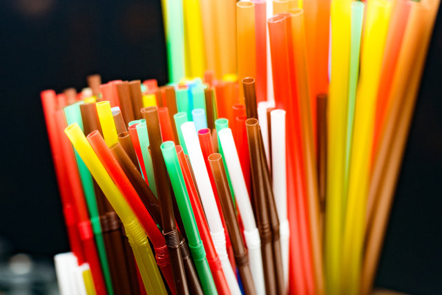 Ilustrasi sedotan plastik (Foto: Thinkstock)