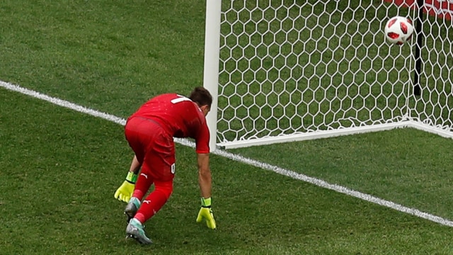 Fernando Muslera melakukan blunder dalam pertandingan Uruguay vs Prancis. (Foto: Carlos Barria/Reuters)
