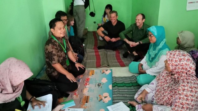 Matt Damon dan Gary White bersama anggota Komida di Batang (Foto: Koperasi Mitra Dhuafa)