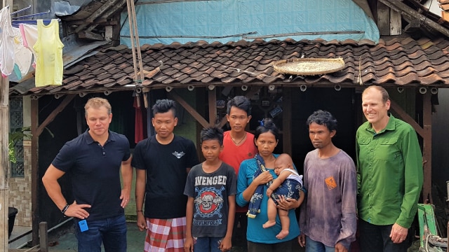 Matt Damon dengan warga yang mendapatkan manfaat Kredit Air dan Sanitasi di Batang (Foto: Koperasi Mitra Dhuafa)