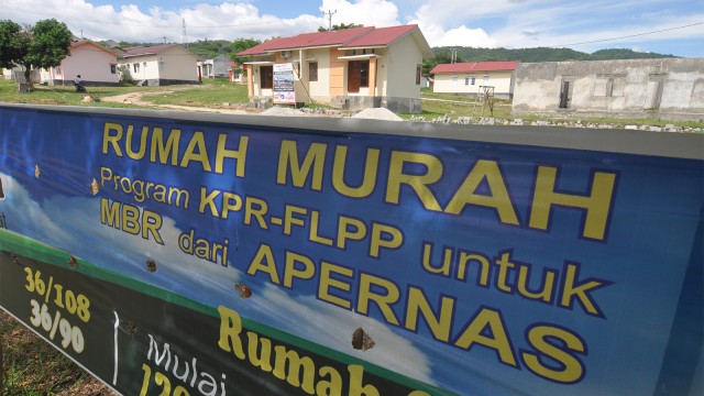 Spanduk promosi di lokasi penjualan rumah murah program kredit pemilikan rumah dengan skema fasilitas likuiditas pembiayaan perumahan untuk masyarakat berpengasilan rendah. Foto:  ANTARA FOTO/Mohamad Hamzah
