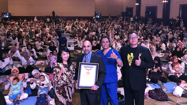 Pemecahan Rekor Muri untuk Gerakan Pijat Bayi Nasional. (Foto: Tamara Wijaya /kumparan)