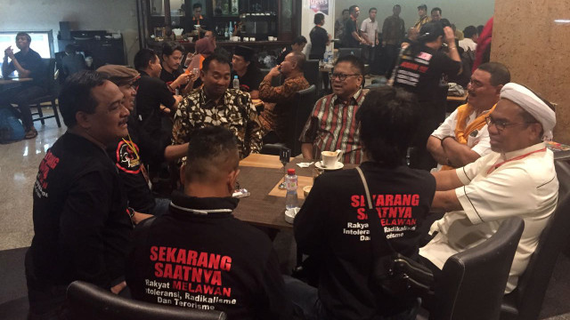 Adian Napitupulu, Faisal A, Wahab Talouhu, Oso, Sangaji, Benny Ramdani, Ngabalin saat berbincang di Vip Room. (Foto: Bens Saragih/kumparan)