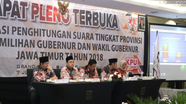 KPU Provinsi Jawa Timur menggelar Rapat Pleno Terbuka Rekapitulasi Penghitungan Suara Tingkat Provinsi dalam Pilgub Jatim 2018.  (Foto: Phaksy Sukowati/kumparan)
