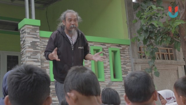 Husnawi seniman dan pemilik GaleriKU (Foto: Resnu/kumparan)