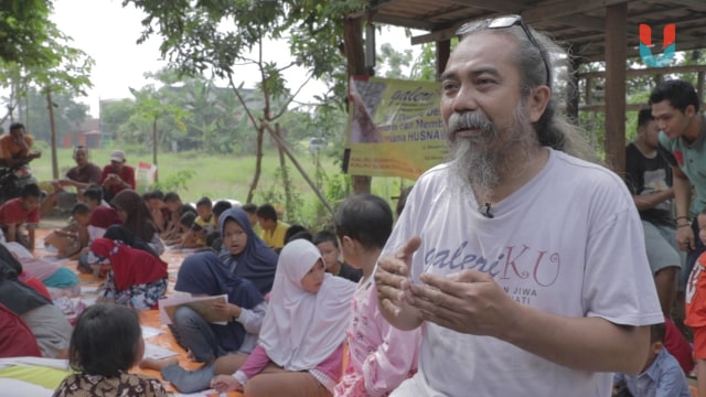 Husnawi seniman dan pemilik GaleriKU (Foto: Resnu/kumparan)