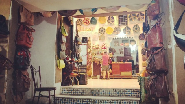 Pembuatan tas kulit di Maroko. (Foto: Daniel Chrisendo)