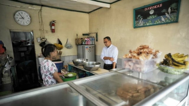 Anies Baswedan sarapan di Warteg Barokah di sekitar Pekojan, Tambora, Jakarta Barat. (Foto: Instagram @aniesbaswedan)