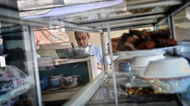 Anies Baswedan sarapan di Warteg Barokah di sekitar Pekojan, Tambora, Jakarta Barat. Foto: Instagram @aniesbaswedan