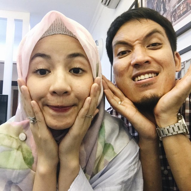 Meski Kadang Genit, Desta Punya 11 Momen Romantis Ini dengan Istrinya (3)
