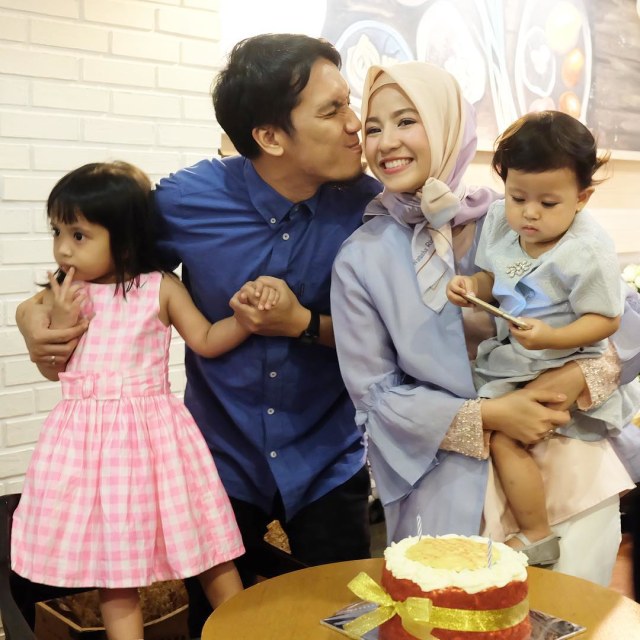 Meski Kadang Genit, Desta Punya 11 Momen Romantis Ini dengan Istrinya (4)