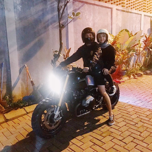 Meski Kadang Genit, Desta Punya 11 Momen Romantis Ini dengan Istrinya (5)