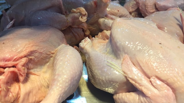 Daging ayam di Pasar Senen, Jakarta (Foto: Ema Fitriyani/kumparan)