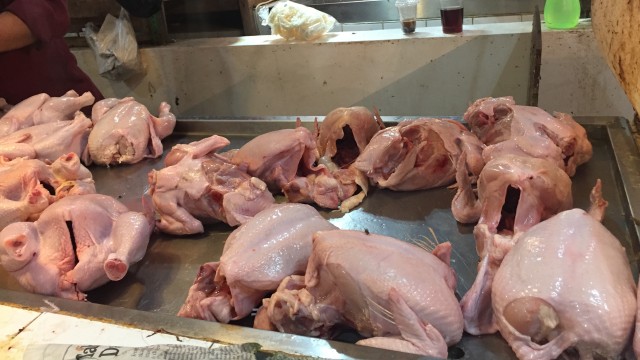 Daging ayam di Pasar Senen, Jakarta Foto: Ema Fitriyani/kumparan