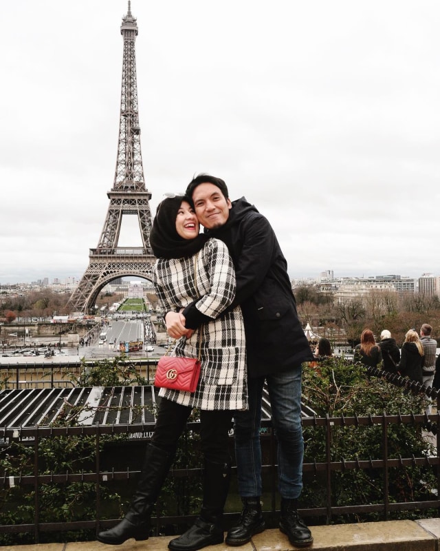 Meski Kadang Genit, Desta Punya 11 Momen Romantis Ini dengan Istrinya (10)