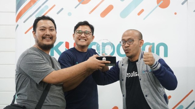 Penyerahan Plakat pemenang Facebook Ideathon Build Day 2018 (Foto: Irfan Adi Saputra/kumparan)