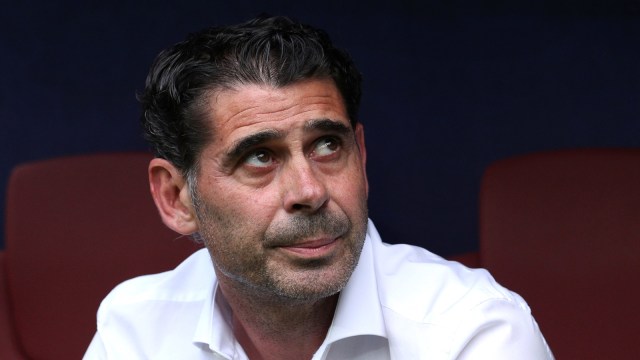Fernando Hierro meratapi nasib buruk yang memayungi Spanyol. (Foto: Albert Gea/Reuters)