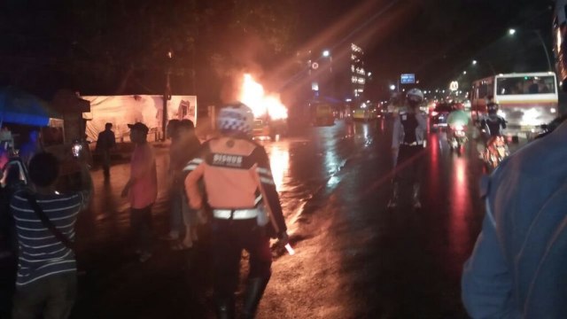 Mobil Angkot terbakar di Bogor. (Foto: Dok. Istimewa)