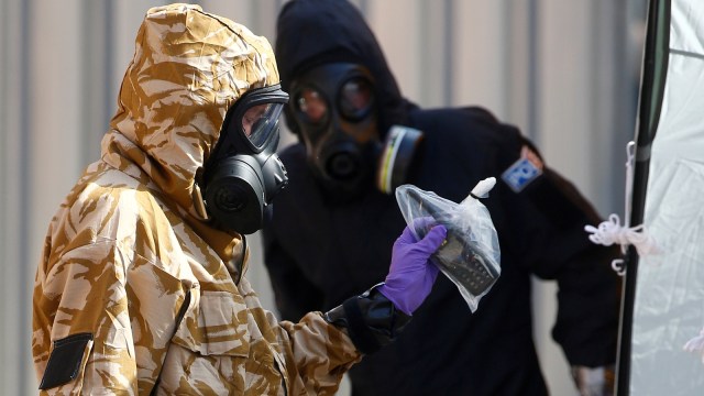 Petugas amankan barang bukti dari rumah 2 warga yang terpapar racun novichok di Inggris. (Foto: REUTERS/HENRY NICHOLLS)