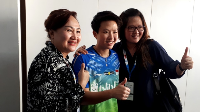Pebulu tangkis Liliyana Natsir (tengah) bersama sang Mama Olly Maramis (kiri) di Indonesia Open 2018.
 (Foto: Karina Nur Shabrina/kumparan)