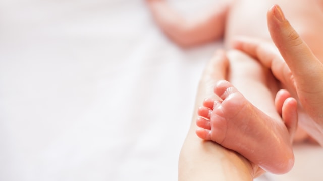 Ilustrasi pijat bayi. (Foto: Thinkstock)