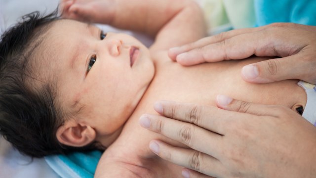 Ilustrasi pijat bayi. (Foto: Thinkstock)