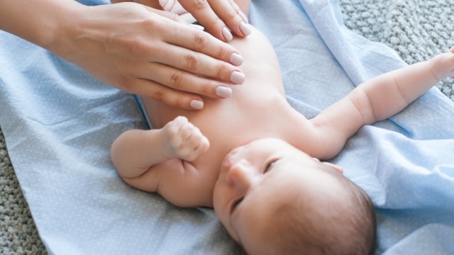 Ilustrasi pijat bayi. (Foto: Thinkstock)