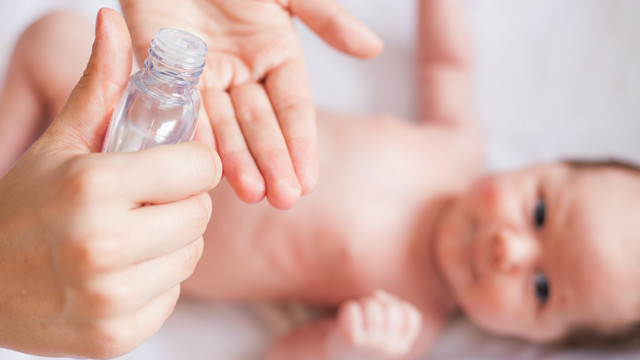 Ilustrasi pijat bayi. (Foto: Thinkstock)