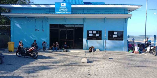 Calon Penumpang Terlantar di Luar Pelabuhan Kalianget Sumenep
