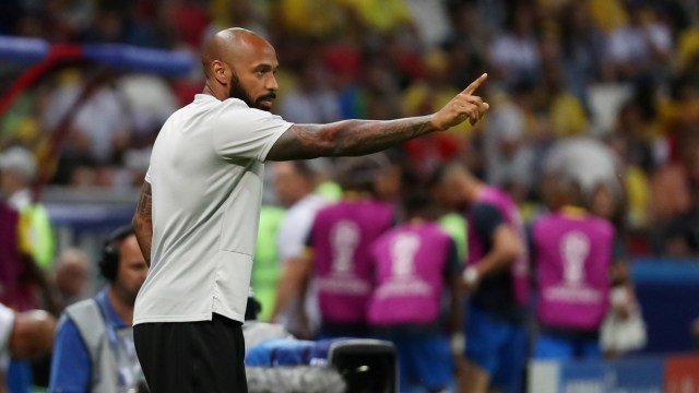 Thierry Henry saat mengarahkan skuat Belgia dari sisi lapangan. (Foto: Sergio Perez/Reuters)