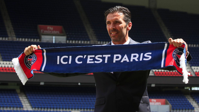 Gianluigi Buffon menjalani sesi perkenalan bersama Paris Saint-Germain di Parc des Princes. (Foto: Gonzalo Fuentes/Reuters)