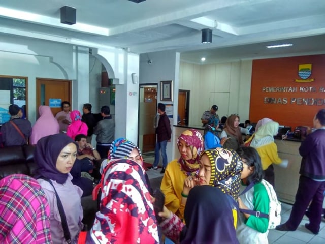 Orang tua siswa datangi kantor Kantor Dinas Pendidikan Kota Bandung (Foto: Arie Nugraha/Bandung Kiwari)