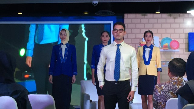 Model mengenakan hasil rancangan bermotif tenun ikat. (Foto: Ratmia Dewi / kumparan)