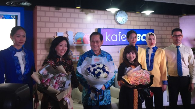 Didiet Maulana rancang seragam kantoran bermotif tenun ikat. (Foto: Ratmia Dewi / kumparan)