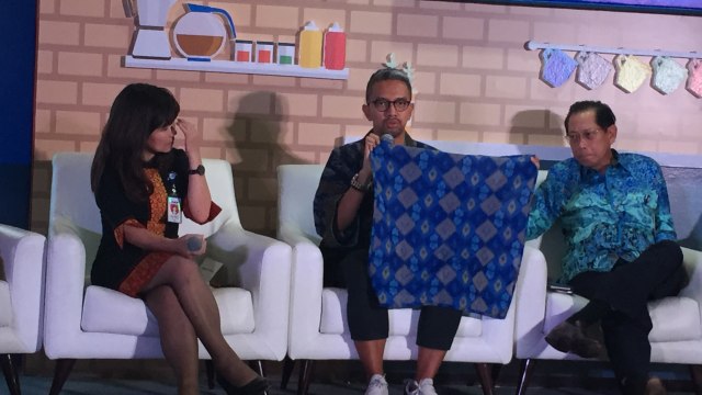 Didiet Maulana rancang seragam kantoran bermotif tenun ikat. (Foto: Ratmia Dewi / kumparan)