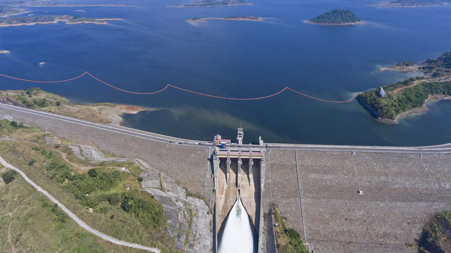 Foto aerial suasana Waduk Jatigede di Sumedang, Jawa Barat. Foto: ANTARA FOTO/Hafidz Mubarak